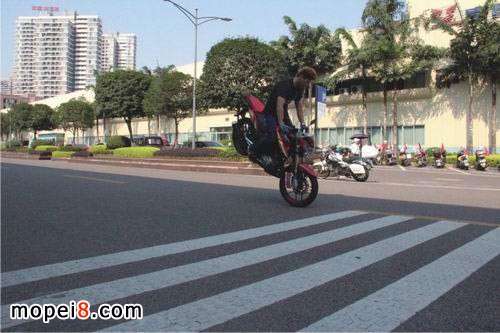 摩托車特技抬頭翹尾