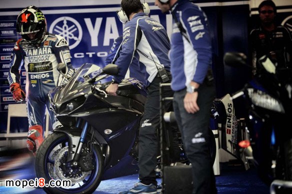 雅馬哈YAMAHA釋出2014 RACE BLU R1&R6宣傳照