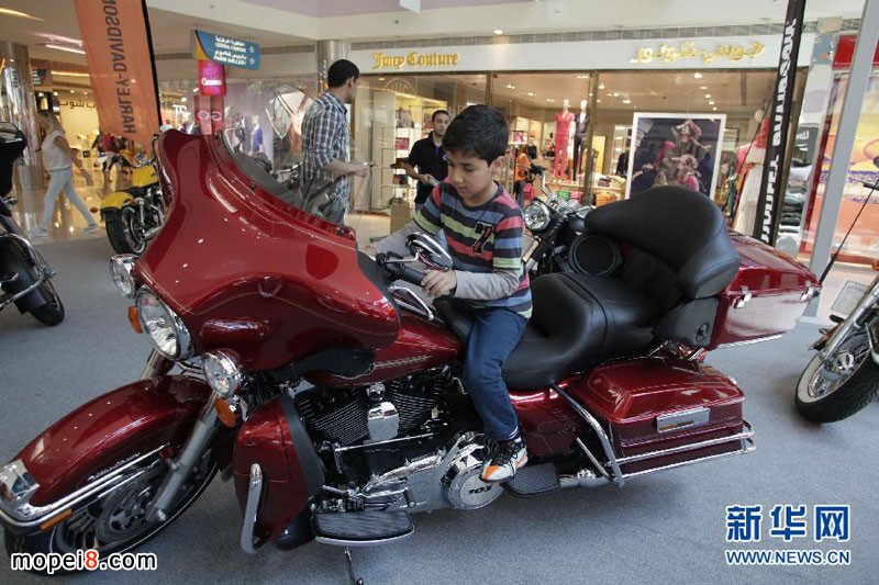 一名少年體驗一部哈雷摩托車
