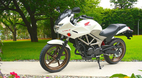 本田250cc裸身摩托車VTR改用子午線輪胎